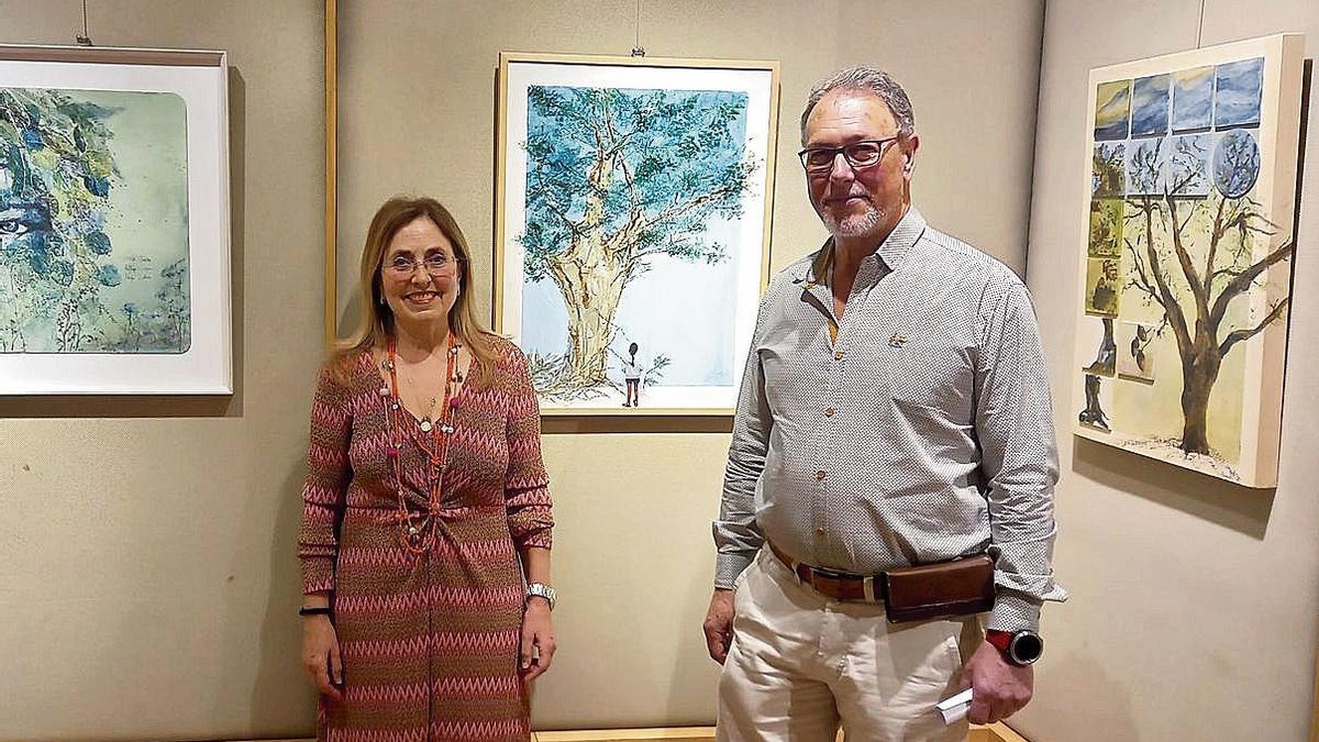 Lola Sanz e o artista plástico Manuel Nieto, onte na inauguración da mostra pictórica en El Corte Inglés