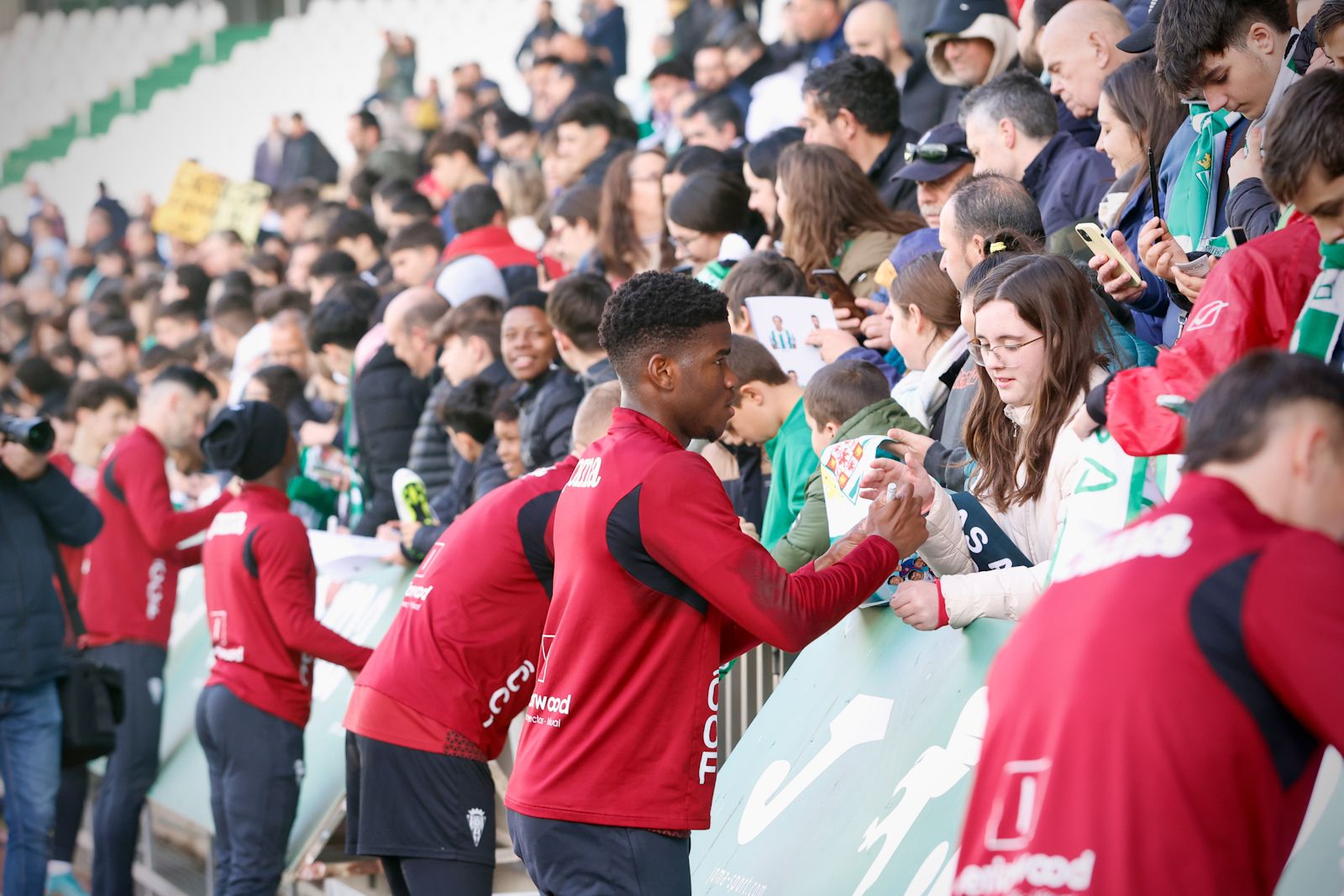 El Córdoba entrena ante su afición en El Arcángel