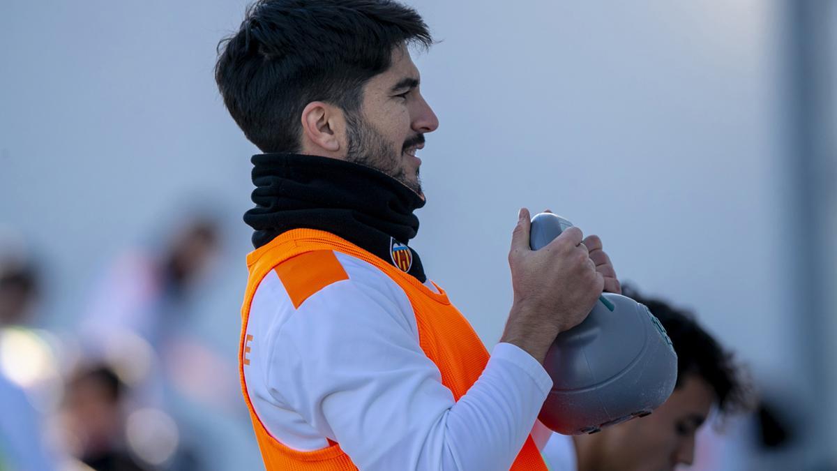 Carlos Soler, durante un entrenamiento de fuerza en Paterna