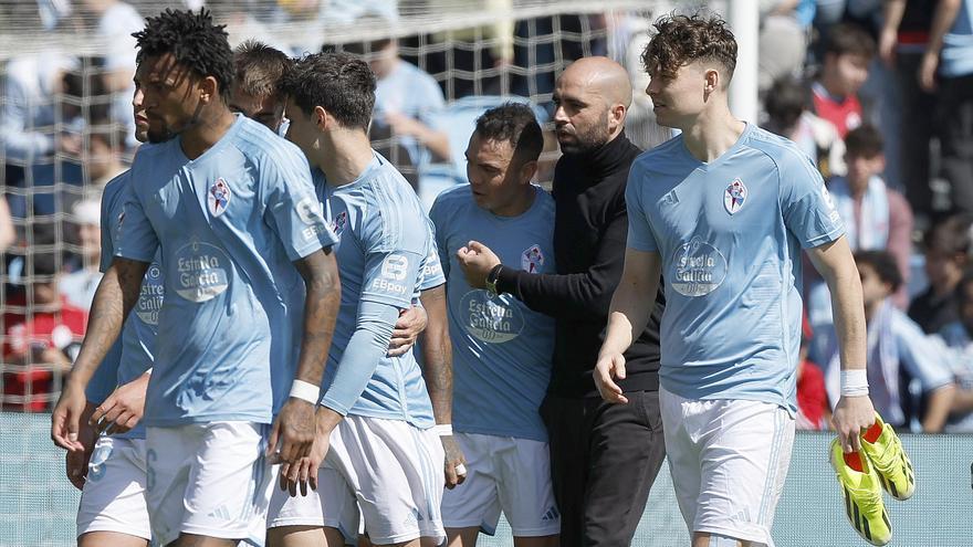 Claudio, junto a sus jugadores a la conclusión de un partido en Balaídos.