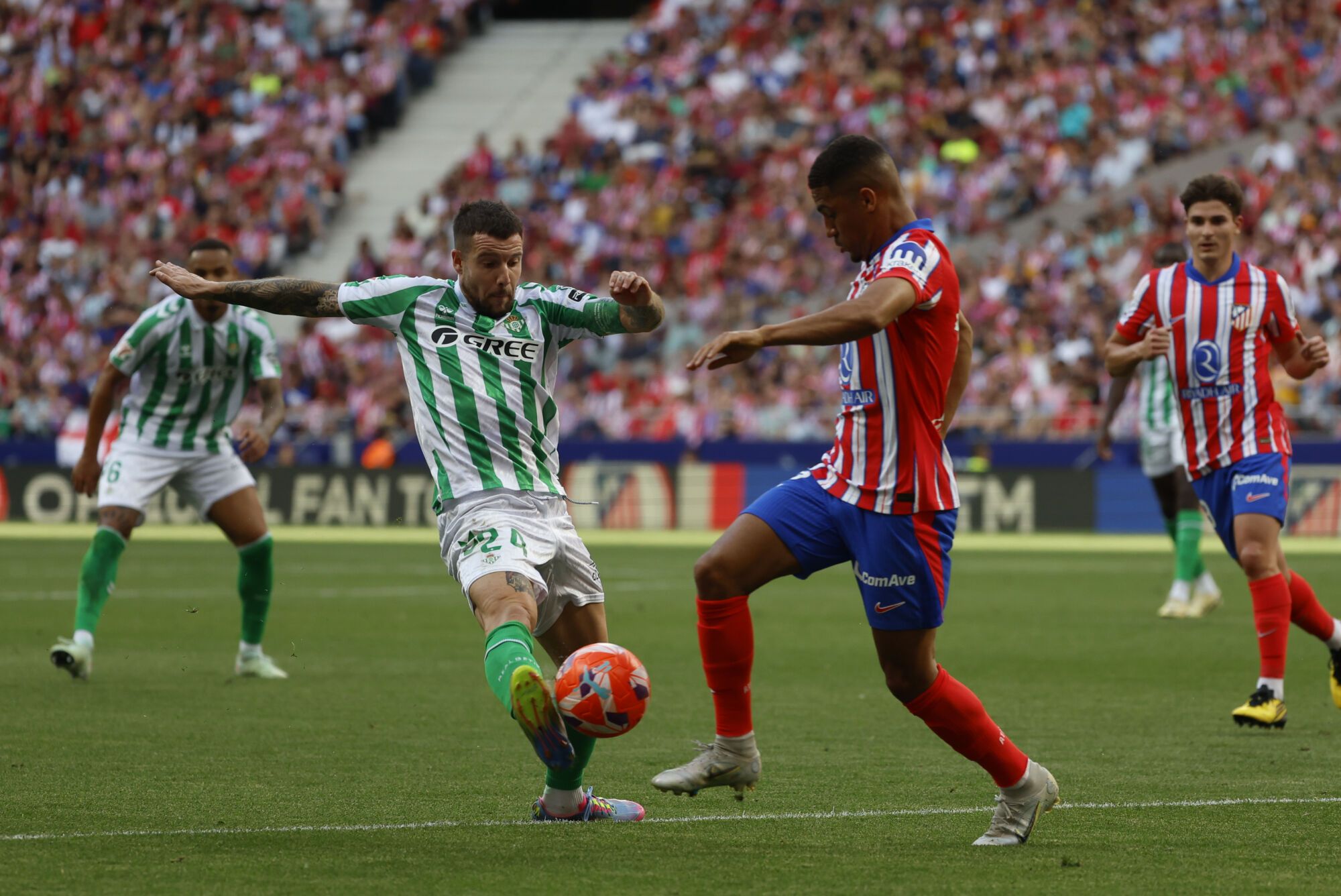 MADRID, 18/05/2025.- El defensa del Betis Aitor Ruibal (2i) disputa la posesión del balón con el extremo brasileño del Atlético de Madrid Samuel Lino (2d) durante el partido de la jornada 37 de LaLiga entre el Atlético de Madrid y el Real Betis, este domingo en el estadio Metropolitano, en Madrid. EFE/ Mariscal
