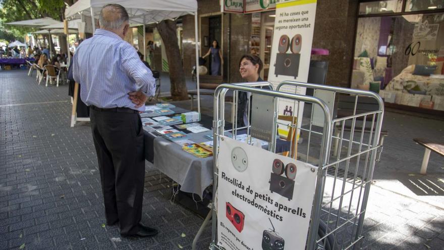 Fundació Deixalles recogió ayer pequeños electrodomésticos durante la Diada de Medio Ambiente.