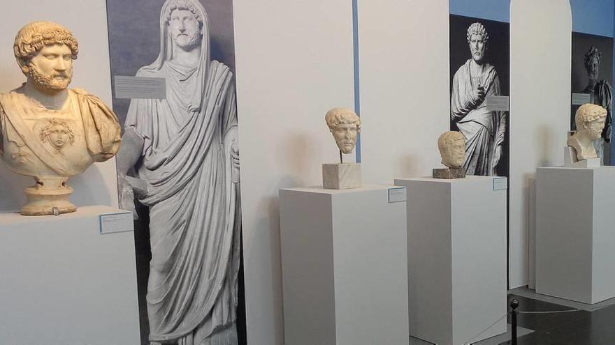 El busto de Adriano hallado en Yecla (al fondo) protagoniza la exposición de Sevilla.