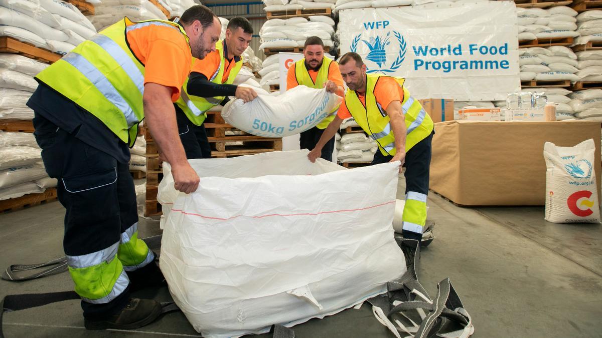 Voluntarios del Programa Mundial de Alimentos (PMA) preparando un envío para África