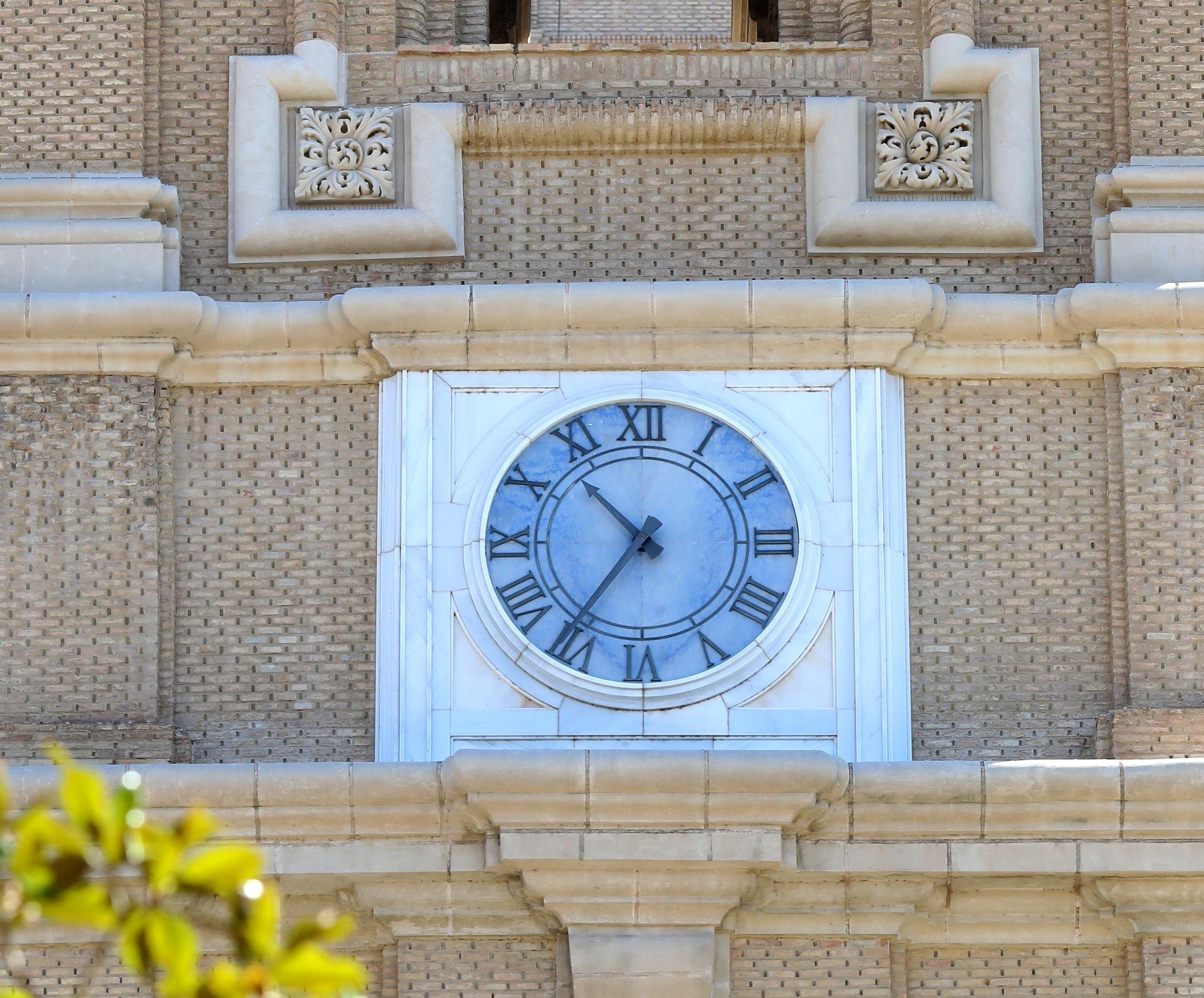 Reloj en la basílica del Pilar 2.jpg