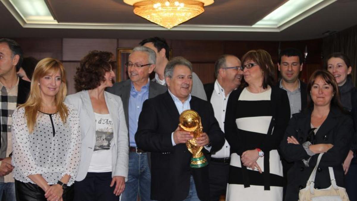 Alfonso Rus y concejales del PP y PSOE del ayuntamiento de Xativa, junto a la copa de campeones del mundo de futbol