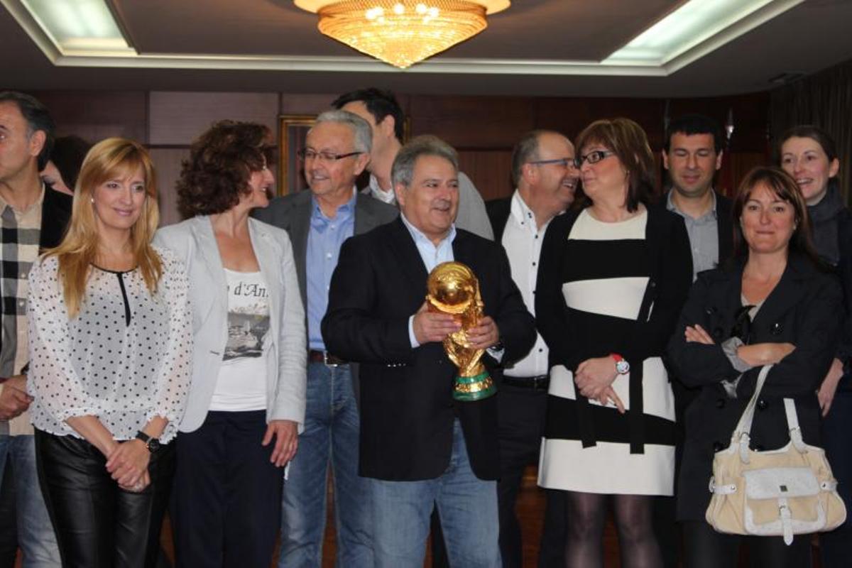 Alfonso Rus y concejales del PP y PSOE del ayuntamiento de Xativa, junto a la copa de campeones del mundo de futbol