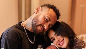 Neymar con Bruna Biancardi y la pequeña Mavie, recién nacida.