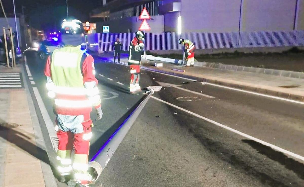 Farola dañada por un conductor que se dio a la fuga, anoche, en la calle Tenderete, en el barrio de Argana Alta, en Arrecife
