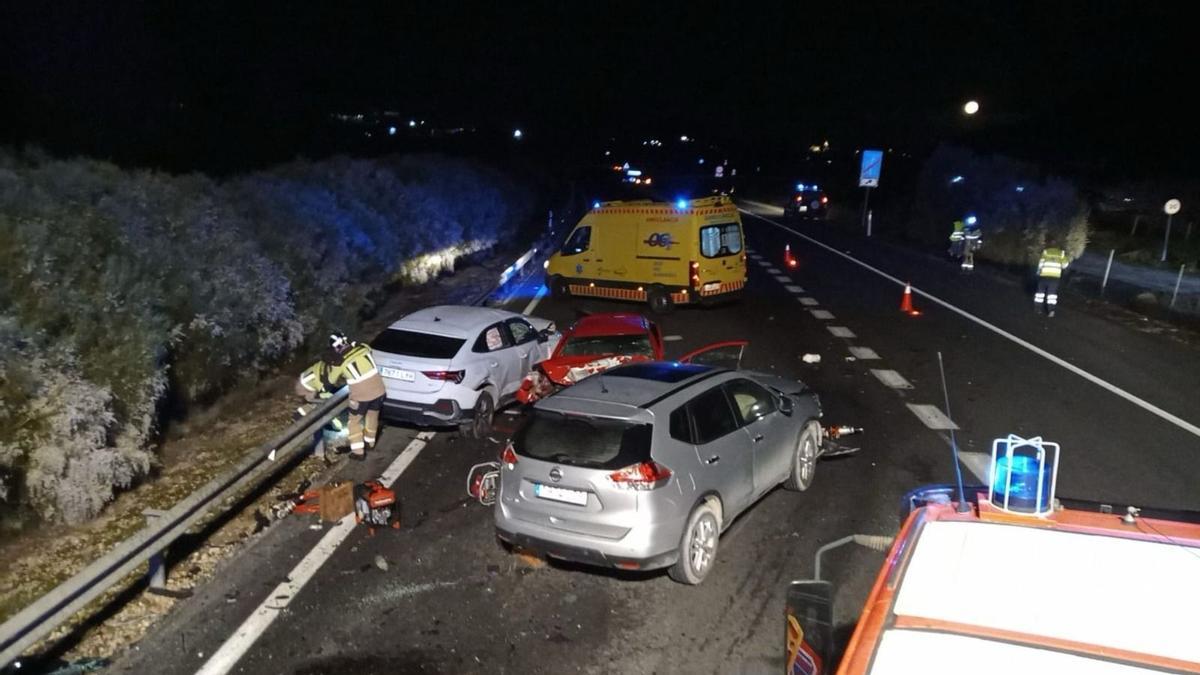 Bomberos y sanitarios trabajan en la zona del accidente múltiple a la altura de Caravaca.