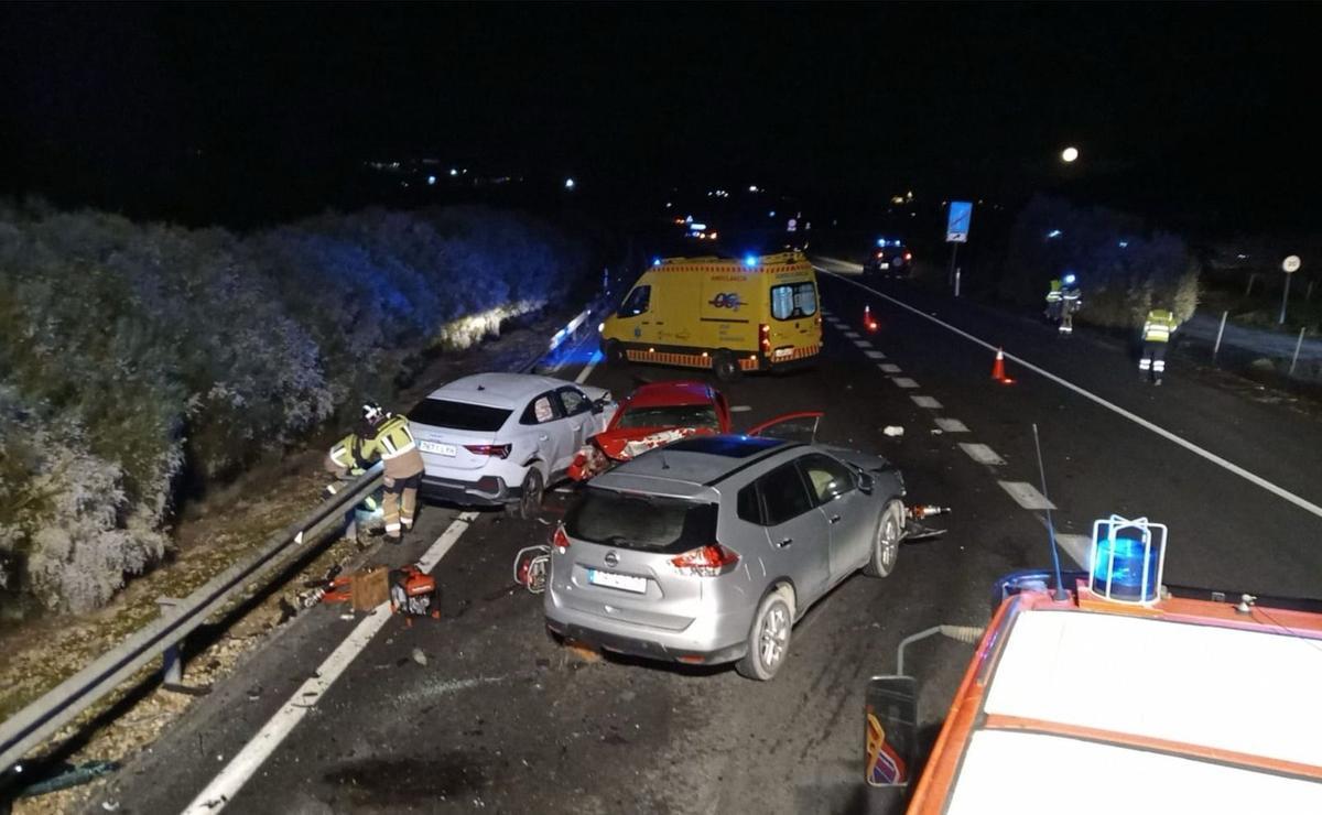 Bomberos y sanitarios trabajan en la zona del accidente múltiple a la altura de Caravaca.