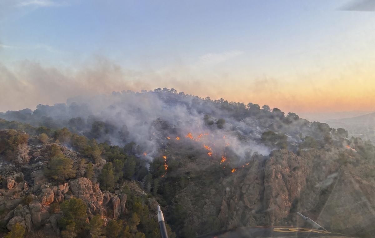Imagen del incendio captada por el equipo aéreo que está interviniendo en su extinción