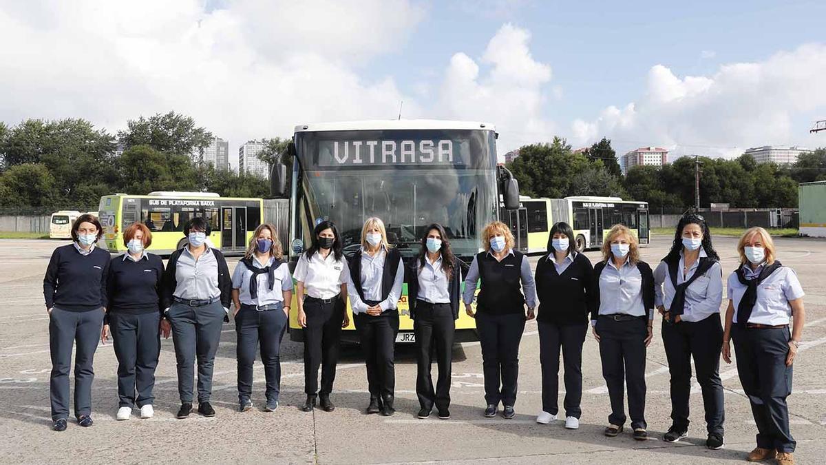 Parte de las mujeres que trabajan como conductoras de Vitrasa.