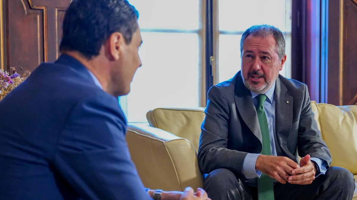 El presidente de la Junta de Andalucía, Juanma Moreno con el secretario general del PSOE A, Juan Espadas.