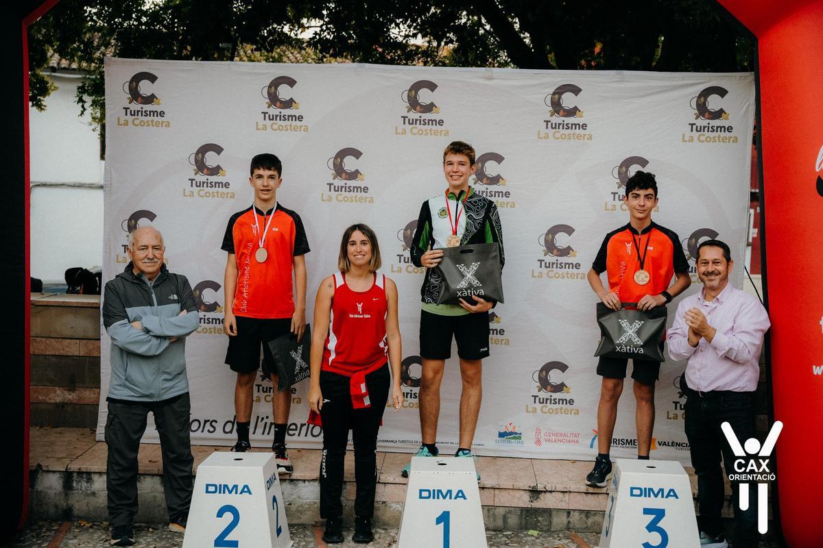 Martín y Arnau, del CAX Orientació, segundo y tercero, en el podio del CAOS 2025.