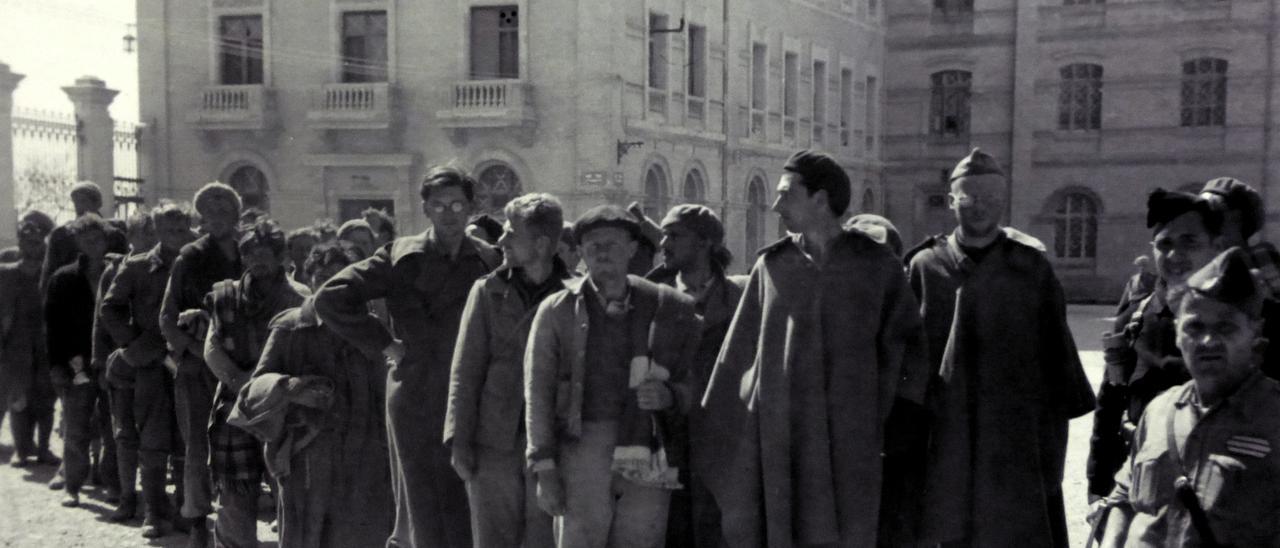 Prisioneros republicanos en el patio de la Academia General Militar, antes de ser trasladados al campo de concentración. Foto José Demaría Vázquez “Campúa”, 1938.