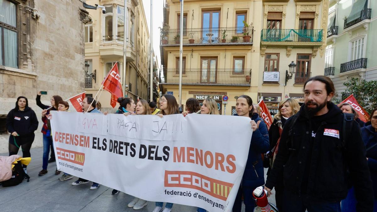 Protesta por la financiación de los centros de menores en Valencia.