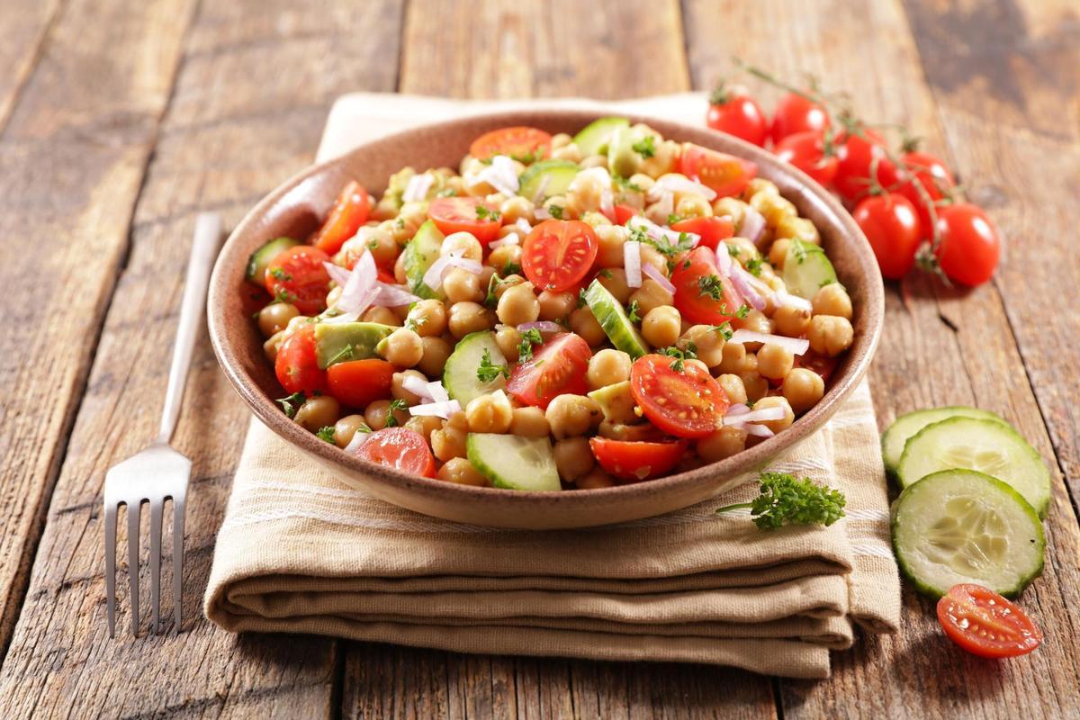 Ensalada de garbanzos, aguacate y tomate cherry.