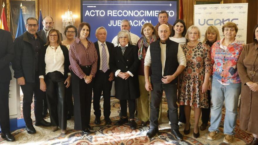 Los homenajeados, ayer, con autoridades locales y regionales más representantes de la Unión de comerciantes (Ucayc). | LUISMA MURIAS
