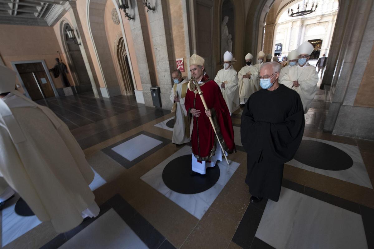 Manel Gasch sortint de la basílica després de l'acte de benedicció, el 13 d'octubre del 2021