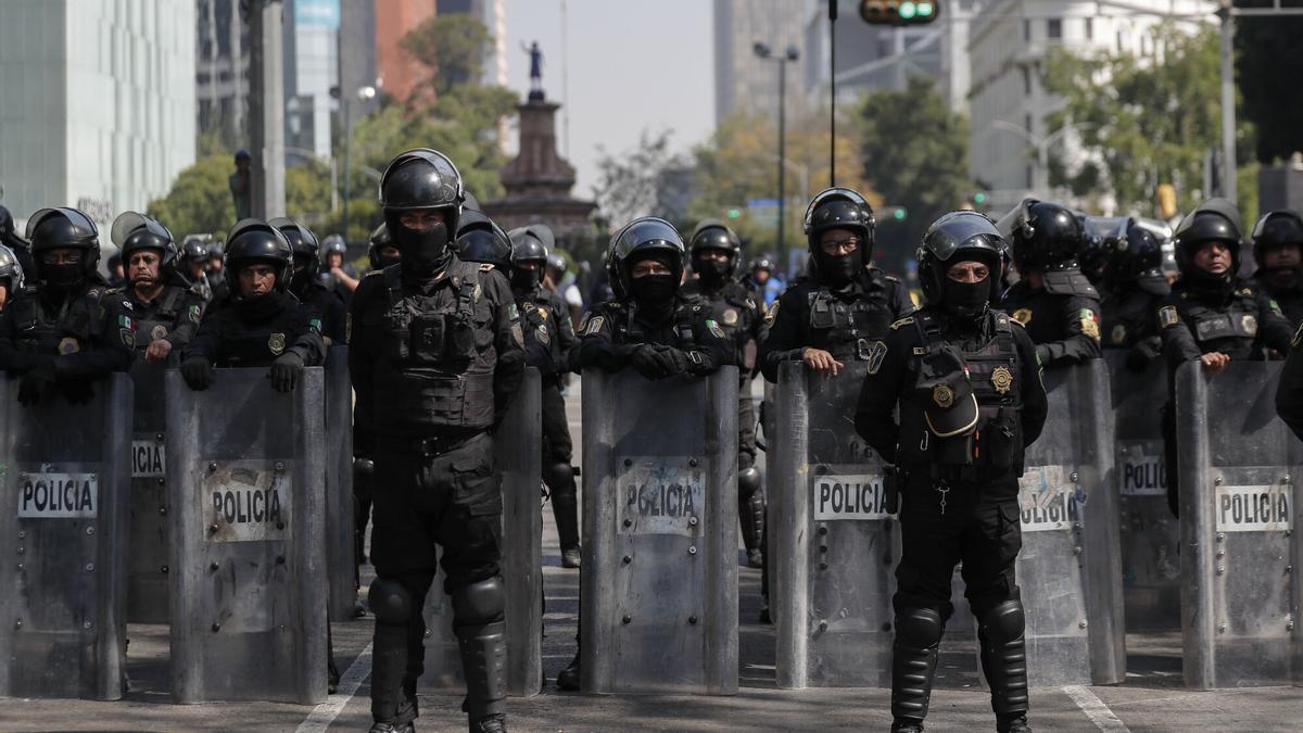 Integrantes de la policía custodian una calle durante una marcha convocada por la Generación Z en la Ciudad de México (México).