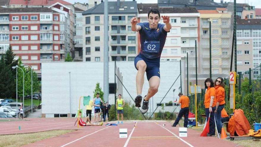 Alfonso Palomanes, en uno de sus saltos, ayer en el campus de Ourense. // Iñaki Osorio