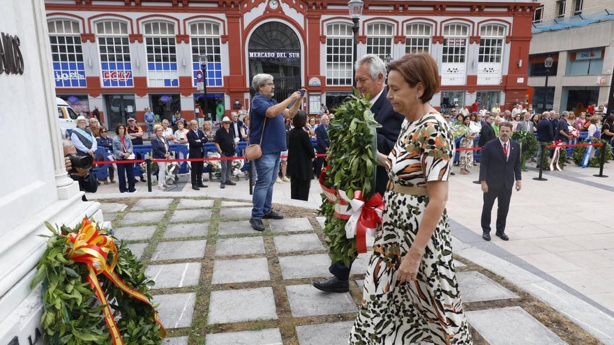 Gijón rinde homenaje a Jovellanos con la tradicional ofrenda floral del Seis de agosto (en imágenes)