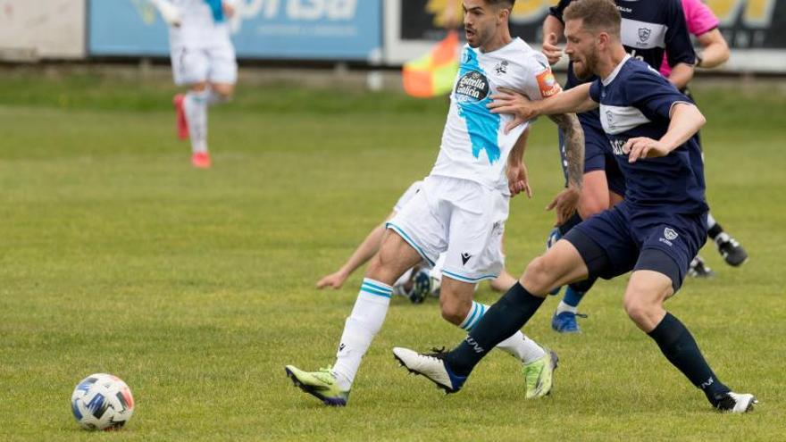 Rayco golpea el balón ante un jugador del Marino. |  // LOF 