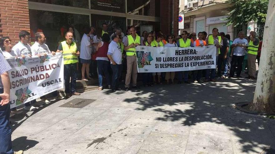 Concentración de sanitarios en la Plaza de Alemania.