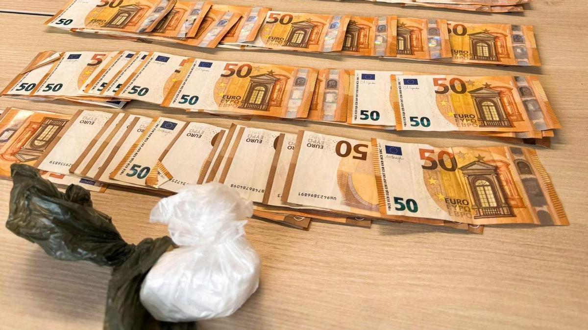 Dinero en efectivo y sustancias incautadas al hombre detenido