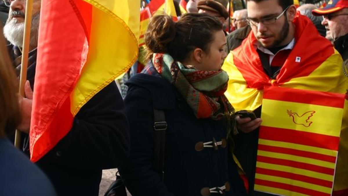 Montaje con la 'senyera'en la manifestación de Colón.