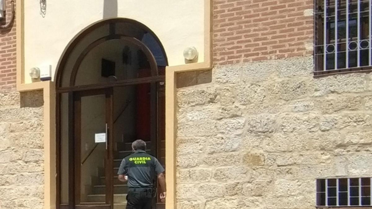 Un guardia civil entra en el Juzgado de Toro.