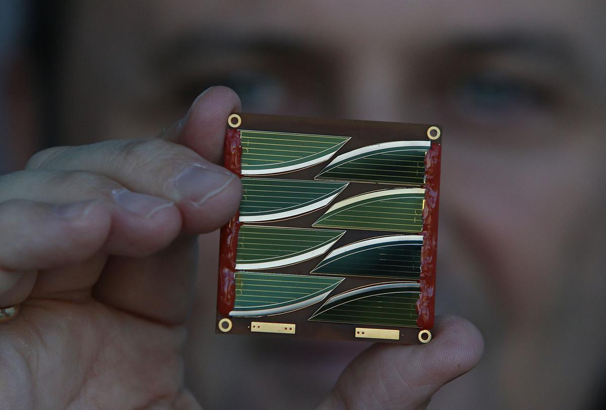 MLG 29/OCTUBRE/2015 .Sede de la empresa DHV technology.En la foto placa solar del lateral de un satelite .-Arciniega