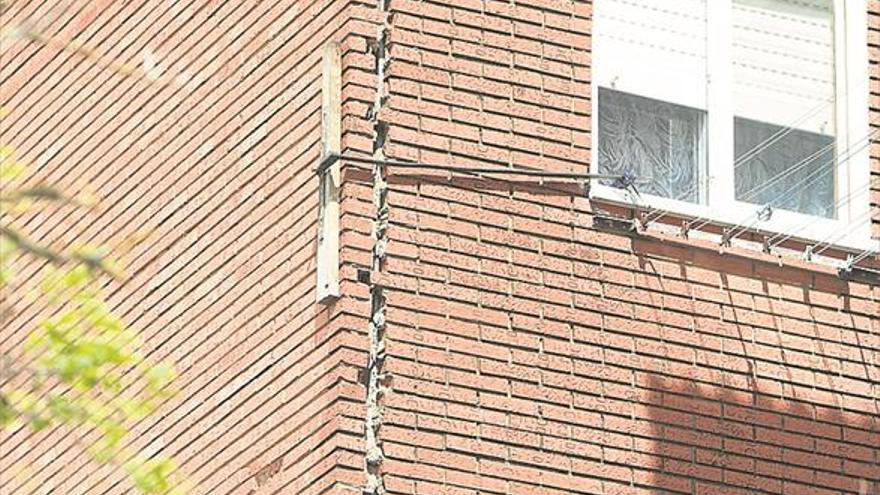 Apuntalan el edificio de Vidal Lucas Cuadrado en Badajoz hasta que se repare la grieta