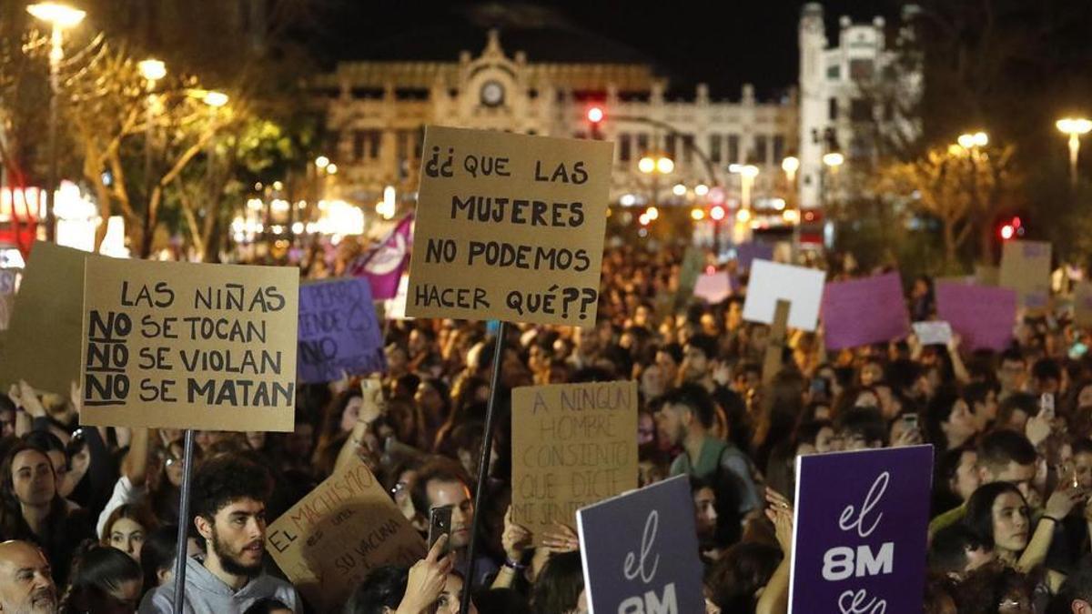 Pancartas contra las violaciones durante la marcha feminista del 8M de este 2023 en las calles de Valencia.