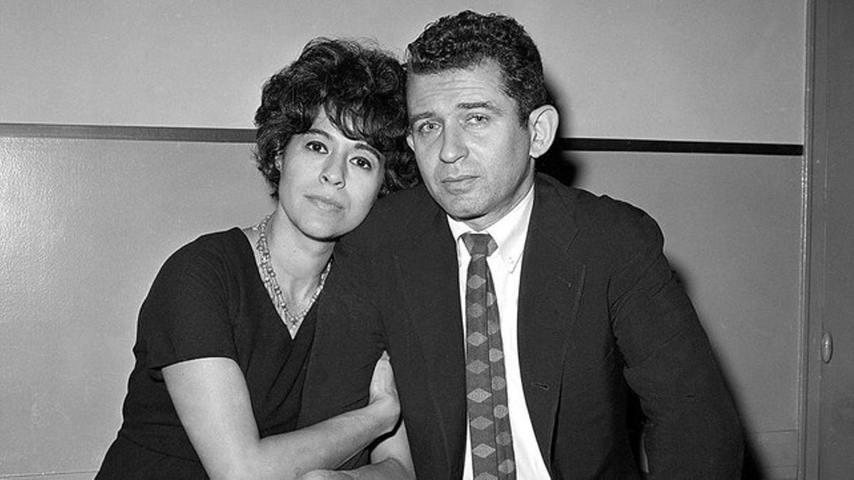 Adele y Norman Mailer acuden a los tribunales en diciembre de 1960, tras el apuñalamiento.