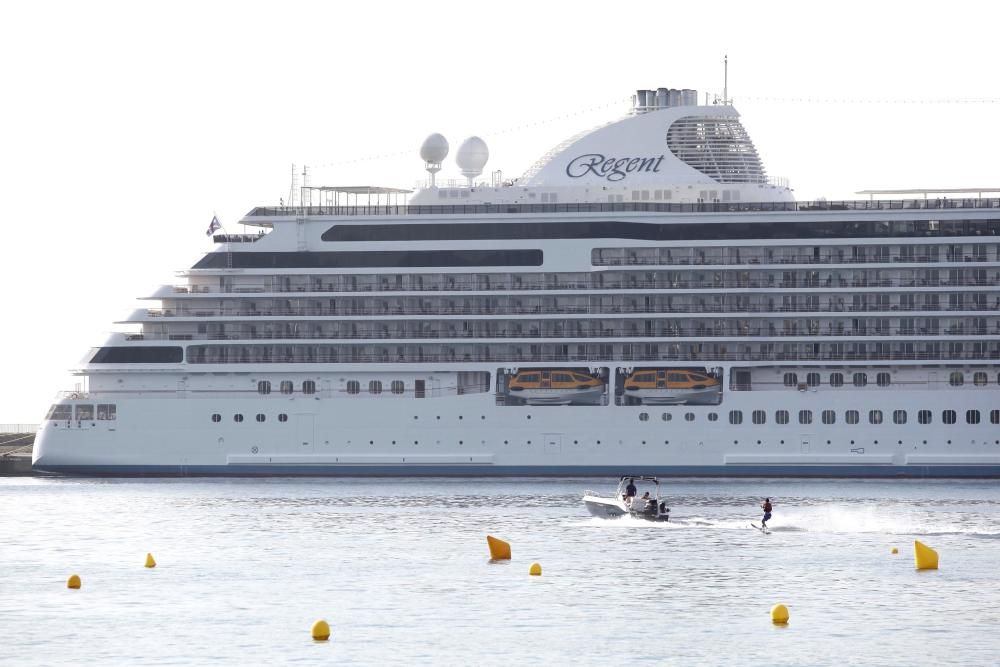 El creuer «Seven Seas Explorer» fa una parada a Palamós