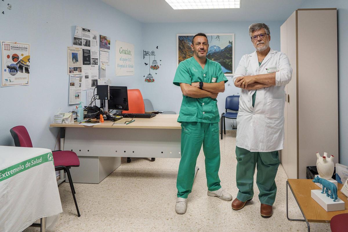 Sergio Barrena y Miguel Francisco Benítez, de la UCI del Hospital de Mérida.