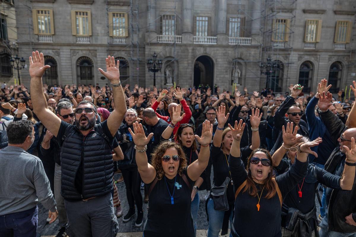 Los funcionarios de prisiones se manifiestan en la plaza de Sant Jaume