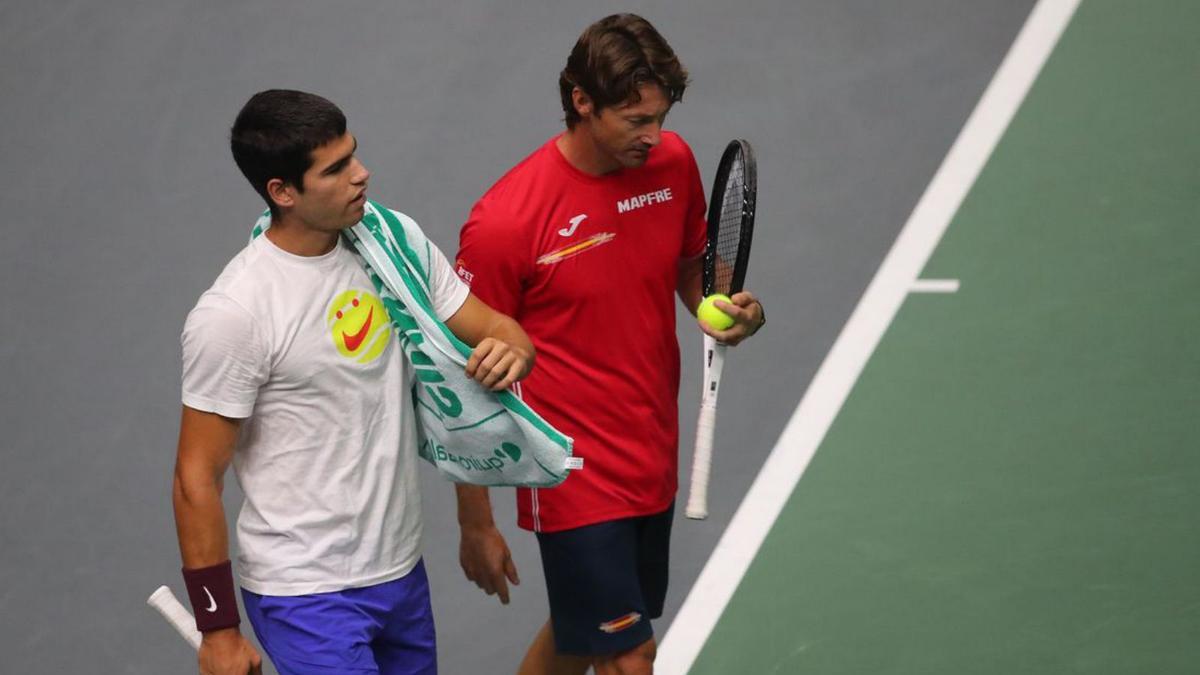 En principio, Pedro Martínez (abajo), tenista de Alzira, volverá a jugar hoy junto a Marcel Granollers en el dobles.