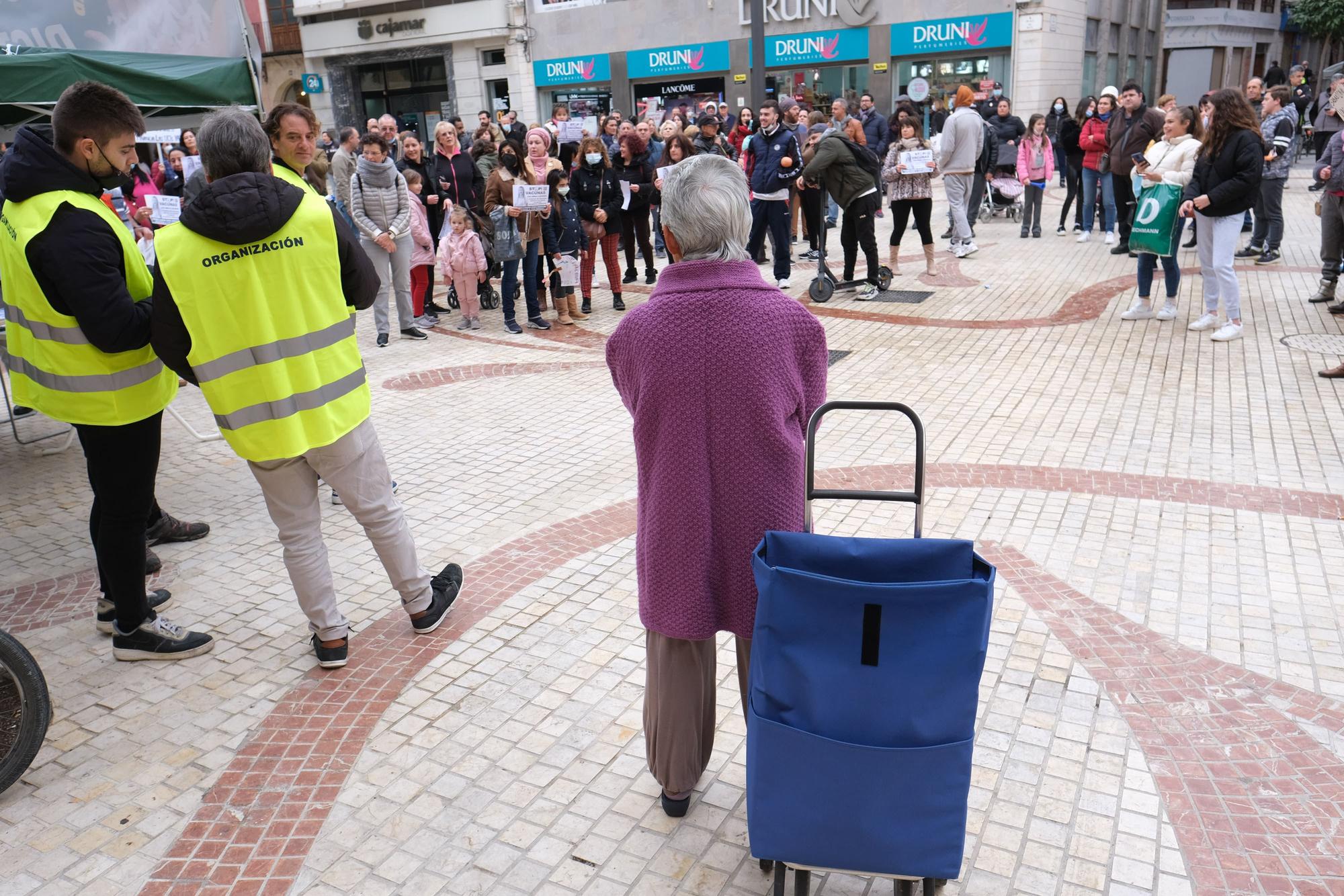 Concentración antivacunas en Elche contra el pasaporte covid y la inoculación de niños