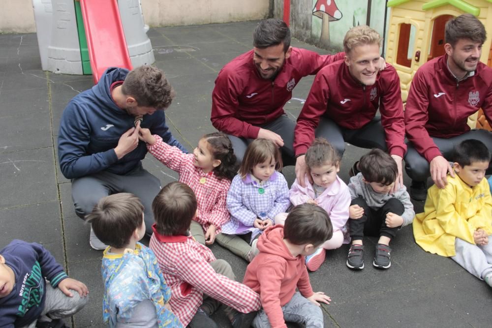 El Pontevedra anima a los niños de Marín a practicar deporte
