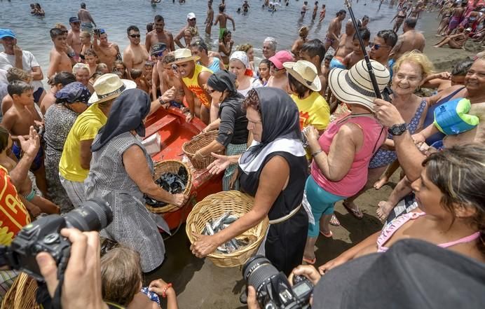 20/08/2017 MELENARA, TELDE.  Varada del Pescado en Melenara. Un grupo de señoras ataviadas de pescadoras representaron la venta tradicional del pescado por la playa de Melenara. FOTO: J. PÉREZ CURBELO