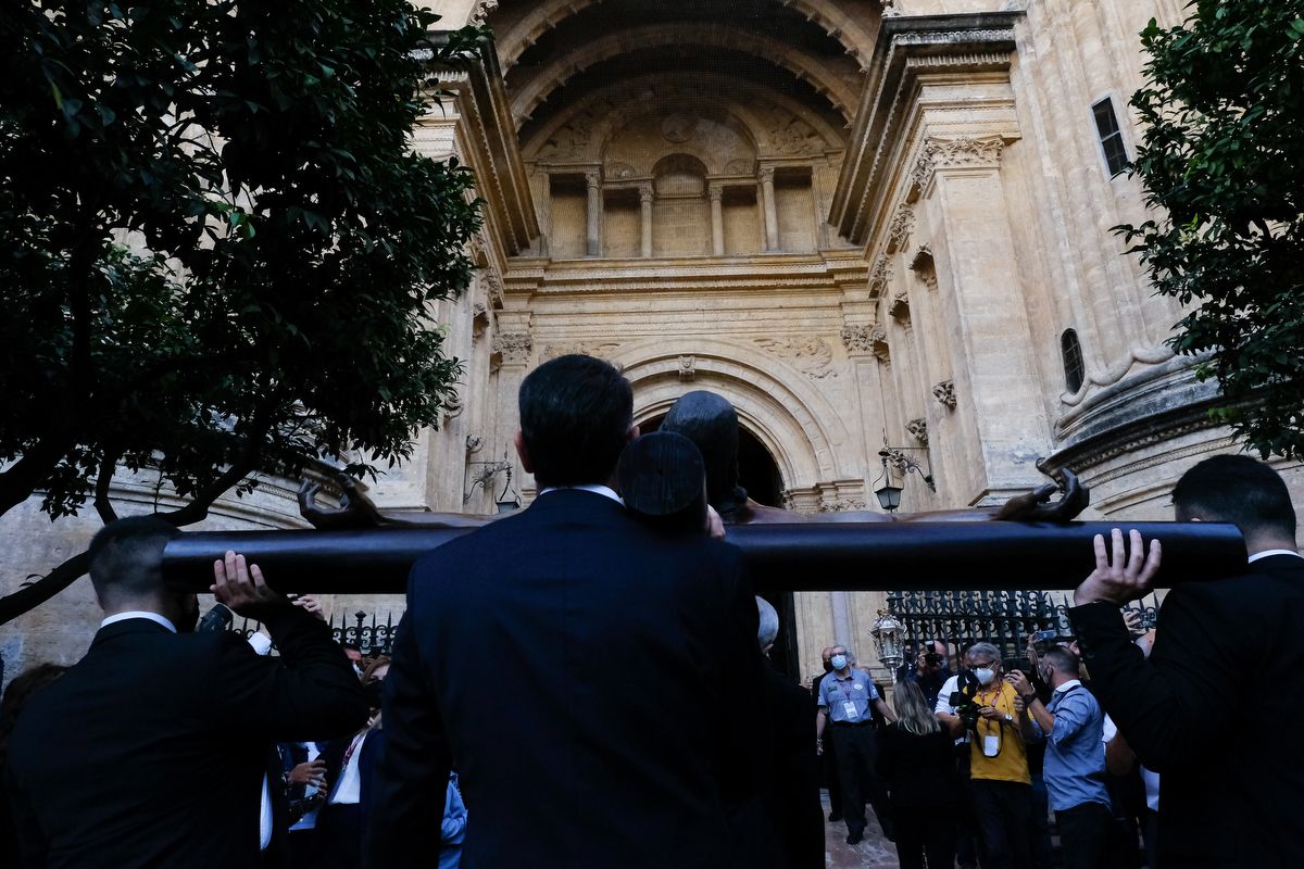 Madrugada de traslados para la veneración 'El Verbo Encarnado' en la Catedral