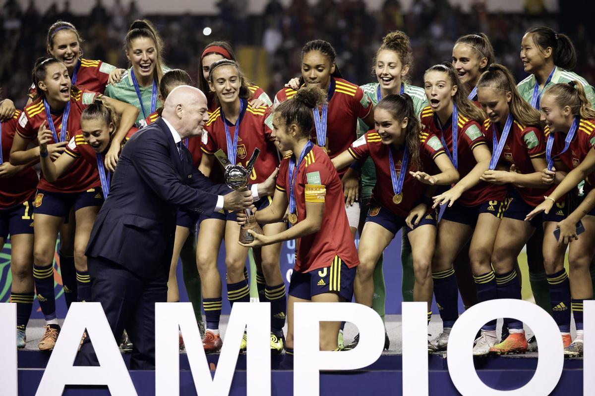 AMDEP6021. SAN JOSÉ (COSTA RICA), 28/08/2022.- Jugadoras de España reciben el trofeo de campeonas por parte del presidente de la FIFA Gianni Infantino al ganar la Copa Mundial Femenina Sub-20 luego de vencer a Japón hoy, en el estadio Nacional en San José (Costa Rica). EFE/Jeffrey Arguedas