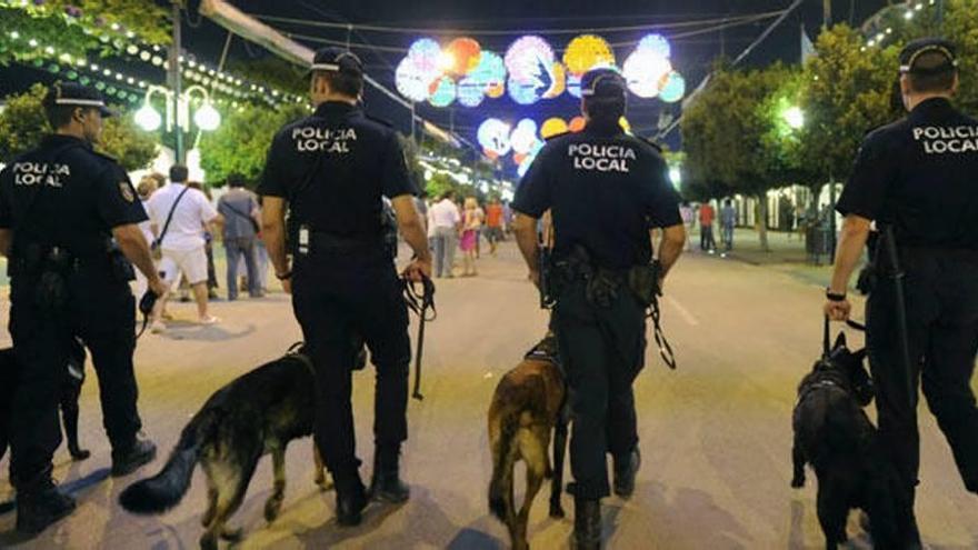 Agentes de la Policía Local, cada uno con un perro, trabajan en una feria, en una fotografía de archivo.