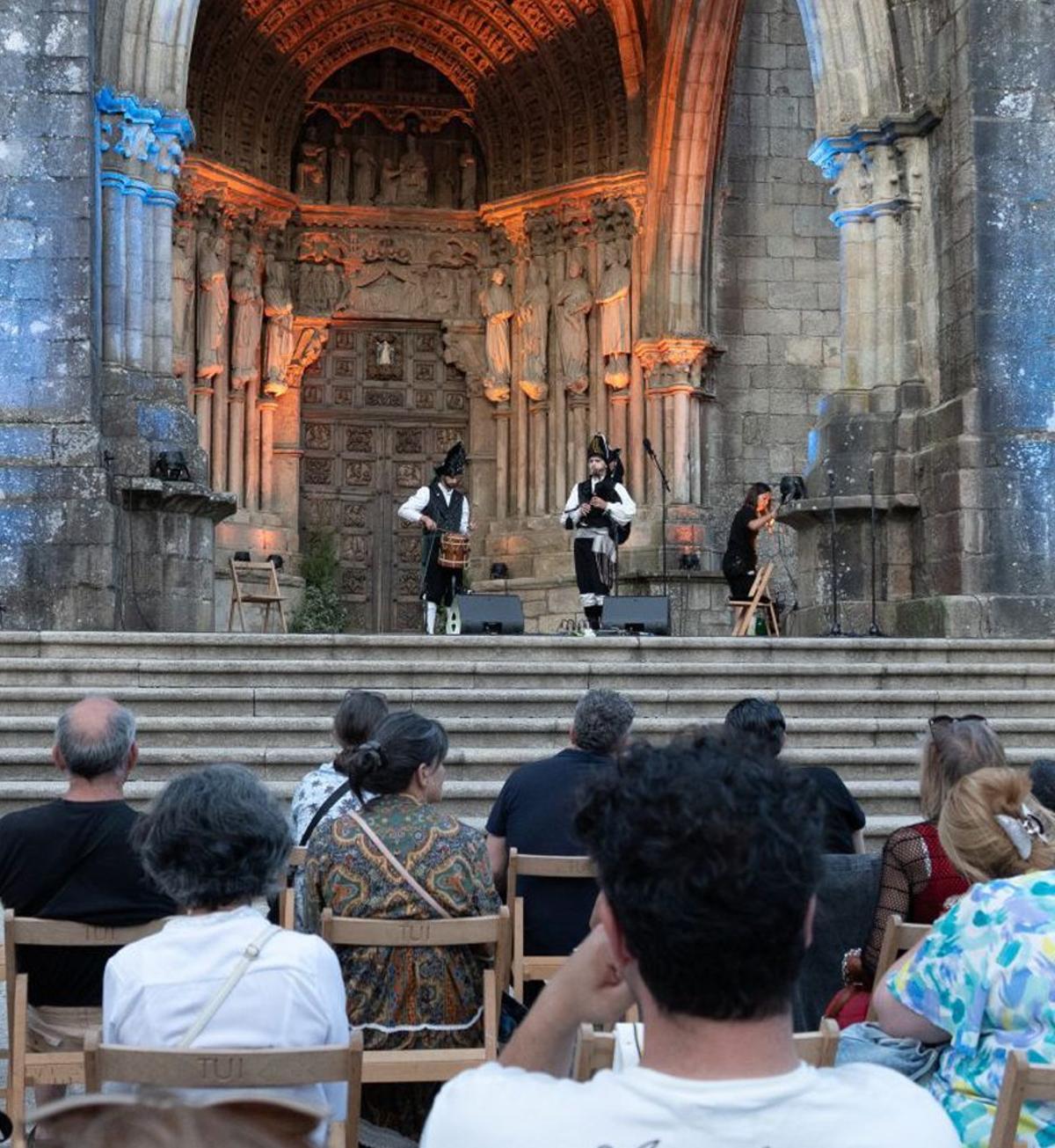 Tui reivindica a tradición con música, danza e etnografía