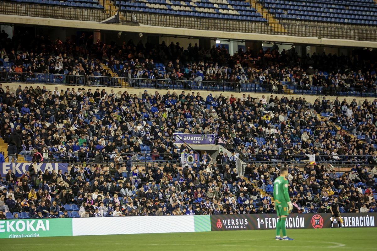 La grada del Rico Pérez anima durante el Hércules-Eldense.