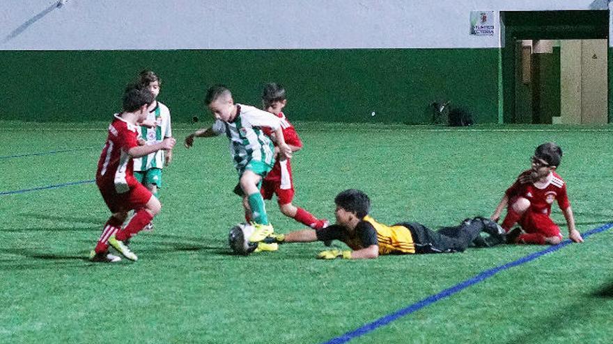 El portero local Luis Ángel busca el balón. A la derecha, los capitanes, Lucas e Iriome, y Luis García, árbitro.