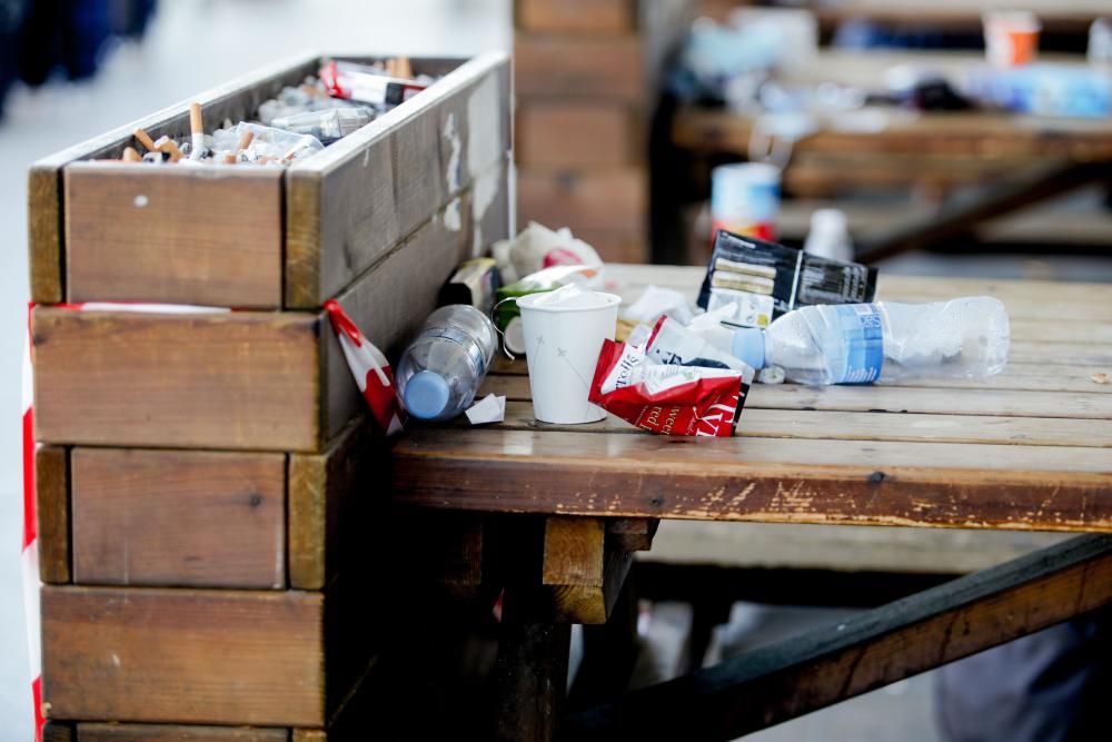 Acumulación de basura y falta de mantenimiento en el aeropuerto de Ibiza